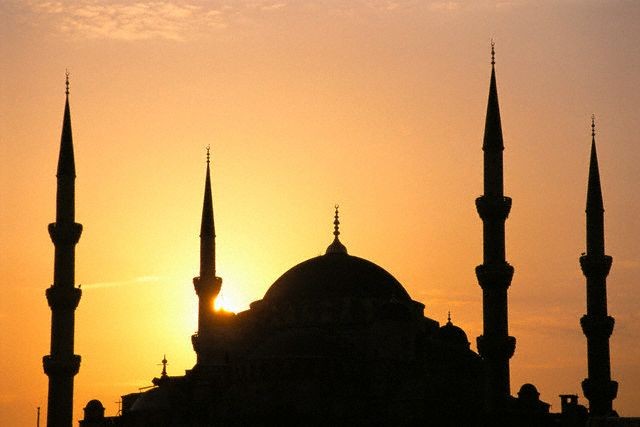 Mahalle bir anda karıştı! Ezanı beklerken...