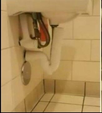 BİR TEK O FARK ETTİ! KADINLAR TUVALETİNDE ŞOKE EDEN OLAY!